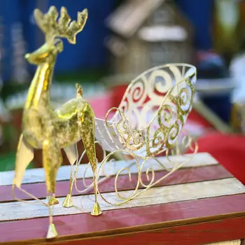 Karácsony aranyszarvas kocsi kovácsoltvas jávorszarvas szánkó kocsi kreatív díszek hotel bevásárlóközpont szekrény jelenet dekoráció navidad